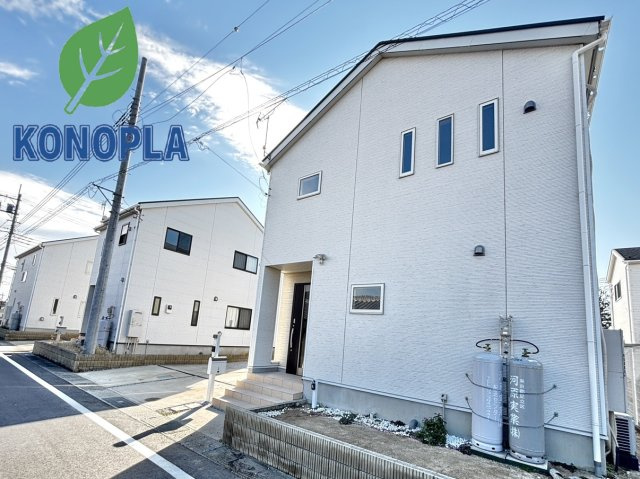 【中古戸建】伊勢崎市長沼町の外観|■外観｜窓の配置や、爽やかな白ベースの外観が清潔感をもたらします。まっさらなキャンバスのような家にこだわりを彩って…始めよう、あなただけの豊かな暮らし( ＾＾ )