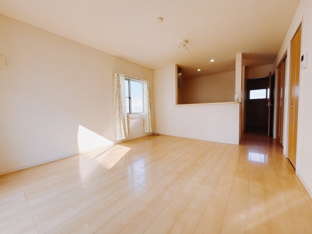 【中古戸建】伊勢崎市長沼町の居間・リビング|■リビング｜陽当たり良好のリビングダイニング♪賃貸では叶わなかった、お友達とのホームパーティや大音量で映画やテレビを楽しむことができます(*^^*)