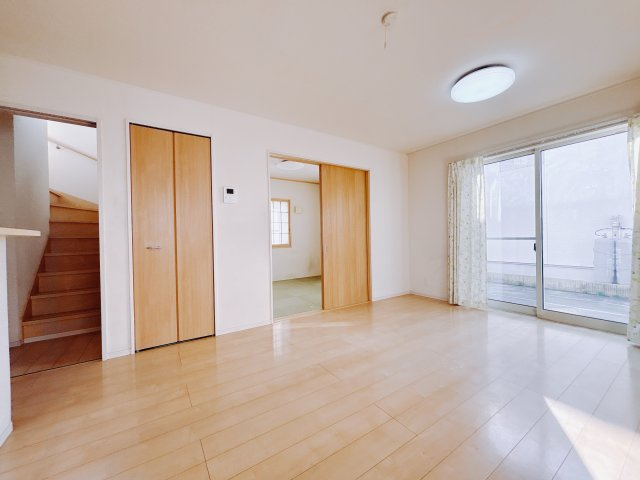 【中古戸建】伊勢崎市長沼町の居間・リビング|■リビング｜時の流れと共に陽射しは装いを変え空間に新たな彩りを与えます。一日中家に居ても飽きることなく過ごすことができる素敵な空間です♪