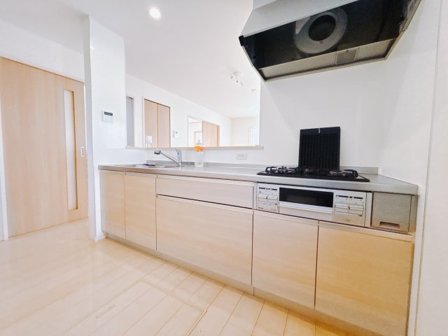 【中古戸建】伊勢崎市長沼町のキッチン|■キッチン｜作業がはかどる広々カウンタースペース。会話がはずむ「オープンキッチン」なので家族とのコミュニケーションも活発になります。