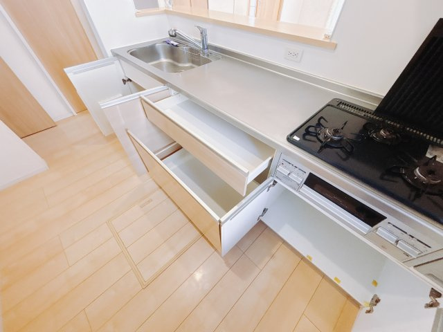 【中古戸建】伊勢崎市長沼町のキッチン|■キッチン｜全スライド式収納キッチン♪お皿や鍋の出し入れもラクラクです（＾＾）！