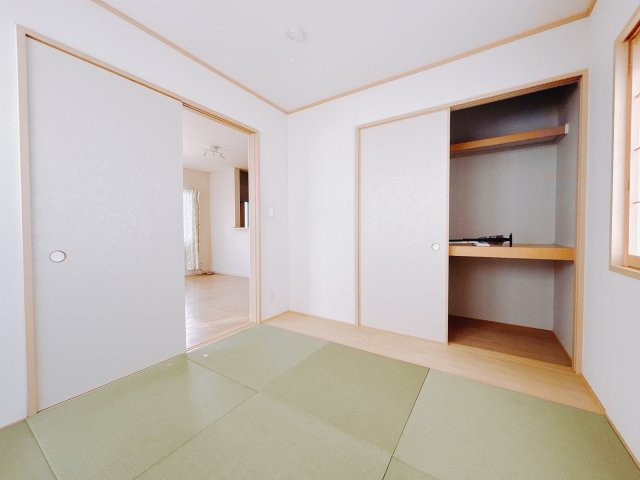 【中古戸建】伊勢崎市長沼町の和室|■1階和室｜和室でしか味わえない畳ならではの香りや素材で和のやすらぎを感じてください♪休日はお子様とお昼寝するのにも最適です！