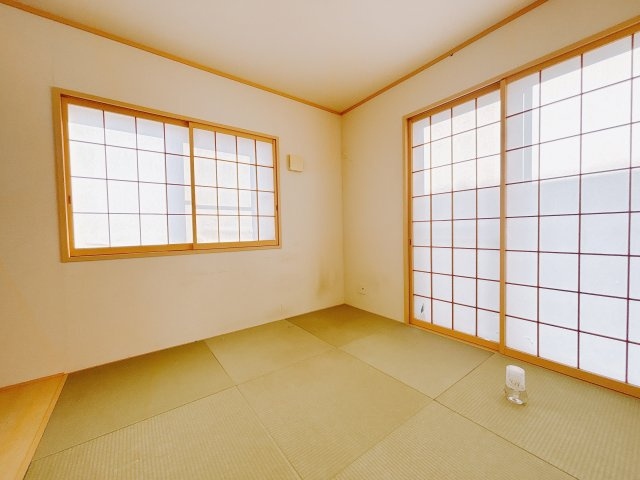 【中古戸建】伊勢崎市長沼町の和室|■1階和室｜リビングと繋がっている和室は、お子様の様子を見守りながらお洗濯物を畳んだり、家事の合間のちょっとした休憩やのんびりお昼寝にも♪セカンドリビングとしてもお使いいただけます。