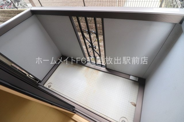 大阪市鶴見区今津中３丁目のハイツのバルコニー