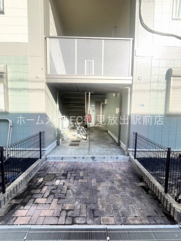 東大阪市東鴻池町５丁目のハイツのエントランス