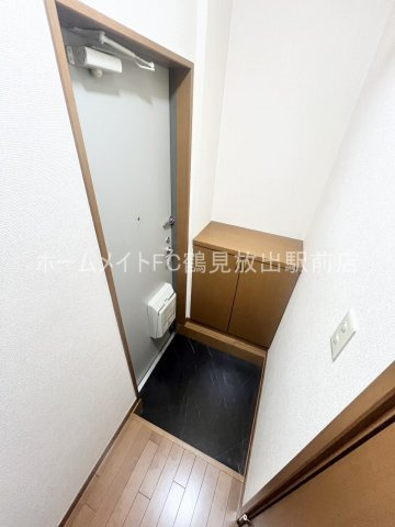 東大阪市東鴻池町５丁目のハイツの玄関