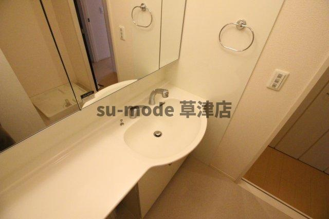 【洗面所】 | N | 明るい洗面所です