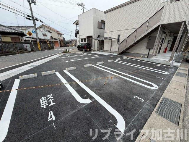 ロイヤルハイツ黒川町の駐車場