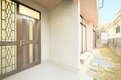 【玄関】 | ◆青梅市長淵中古住宅◆ | ◆洗練された玄関アプローチと庭の佇まいが、住まいの質を引き立てます。【画像は加工しています】