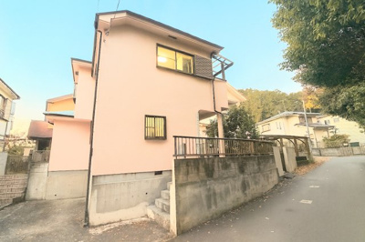 【前面道路含む現地写真】 | ◆青梅市長淵中古住宅◆ | ◆堂々たる趣ながら、主張し過ぎずどこか余裕を感じさせるシャープなフォルムで佇む邸宅は、晴天の空と照らし合わせる事で、本来あるべき完成形の姿を見せてくれます。
【画像は加工しています】