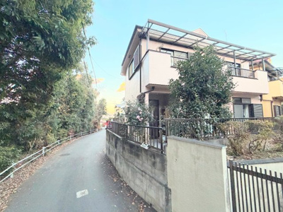 【前面道路含む現地写真】 | ◆青梅市長淵中古住宅◆ | ◆前面道路も幅員があり車の運転も安心！前面道路は閑静な住宅地。車通りの少ない道路です。お子様にも安心です。

