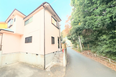 【前面道路含む現地写真】 | ◆青梅市長淵中古住宅◆ | ◆一戸建てを中心とした街並みが整然と続き、周辺は高い建物が建っていないので、緑の多い閑静な趣を感じる環境です。街並みや周辺環境も重要なポイントです！！【画像は加工しています】