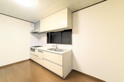 【キッチン】 | ◆青梅市長淵中古住宅◆ | ◆デザイン性と機能性を兼ね備えたキッチンです。リビングスペースとの一体感が生まれ、広々空間を演出してくれます。【画像は加工しています】