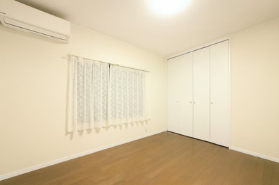 【洋室】 | ◆青梅市長淵中古住宅◆ | ◆感性を育むプライベートルームはシンプルでスマートな空間。好みの空間で読書をしたり、音楽を聞いたりと一人の時間も充実したものにできます。【画像は加工しています】