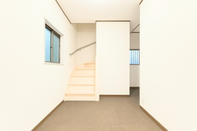 【玄関】 | ◆青梅市長淵中古住宅◆ | ◆光の渦が溢れた明るい玄関ホール。「おかえり」「ただいま」が交差するお家の顔とも言える場所は爽やかで心地良い空間となっています。すっきり片付いた玄関で来客時にも自信が持てそう。【画像は加工しています】