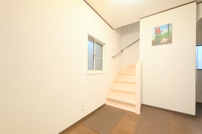 【玄関】 | ◆青梅市長淵中古住宅◆ | ◆玄関は落ち着いた雰囲気でまとめられており、帰宅時にほっと気持ちが和らぐ空間です。毎日の出入りがしやすいつくりで、ご家族や来客を心地よく迎え入れてくれます。【画像は加工しています】