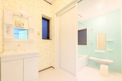 【洗面所】 | ◆青梅市長淵中古住宅◆ | ◆ご家族の1日が始まり、1日が終わりを締めくくる洗面空間。洗濯機を配置しても十分なスペースを確保した設計となっております。【画像は加工しています】