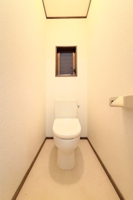 【トイレ】 | ◆青梅市長淵中古住宅◆ | ◆清潔感のある白を基調とした落ち着ける空間。小窓をもうけていますので、こもりやすい空気の入れ替えも簡単に行えますね！【画像は加工しています】