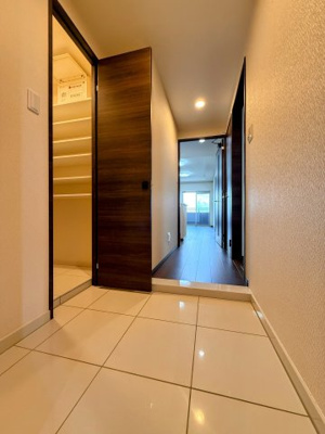 【玄関】 | ロイヤルガーデンタワー岡山幸町