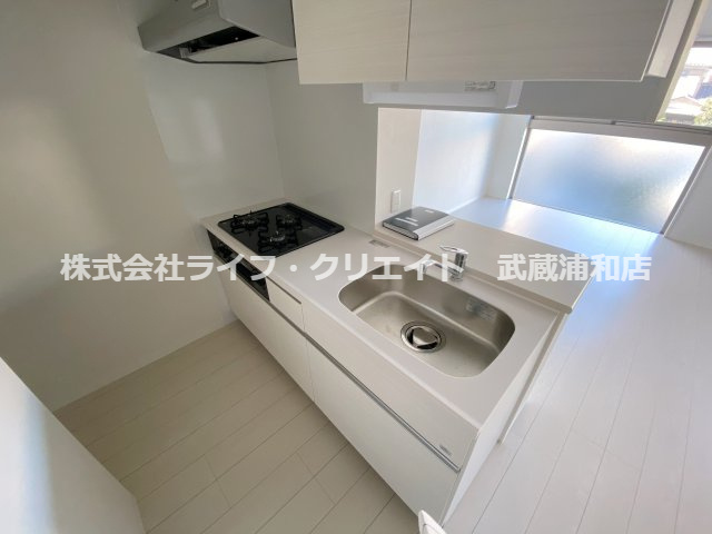 ヴィラ・デ・ジョワ浦和白幡のキッチン|別号室の参考写真です。