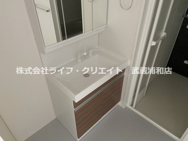 ヴィラ・デ・ジョワ浦和白幡の洗面所|別号室の参考写真です。