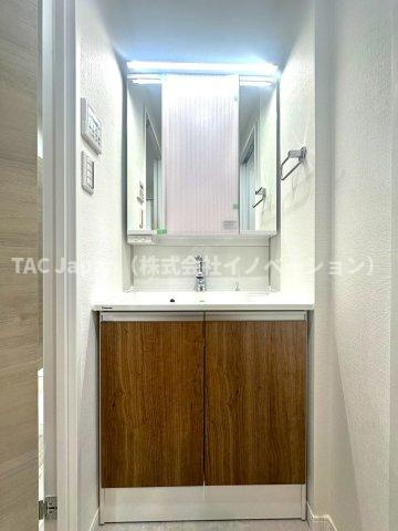 秀和大山レジデンスの独立洗面台|明るい洗面スペースは、使いやすさを徹底的に追求した設計です。忙しい朝も快適に自然と笑顔がこぼれる心地よいひとときを叶えます。毎日の身支度がスムーズに整う、家族みんなに優しい空間です。