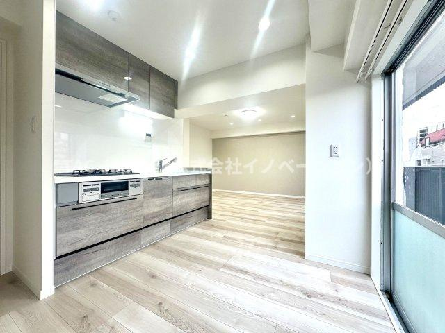 秀和大山レジデンスの居間・リビング|毎日の料理が楽しくなる、機能的でスタイリッシュなキッチン。収納も豊富で、すっきりとした空間を保ちながら、家族との会話が自然と生まれる心地よい場所です。