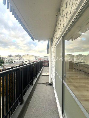 秀和大山レジデンスのバルコニー|やわらかな風がそっと頬をなで、空の広がりが日常を包み込むバルコニー。朝の光に目を細めたり、夕暮れの空にひと息ついたり──心がほどけるひとときが、ここにはあります。