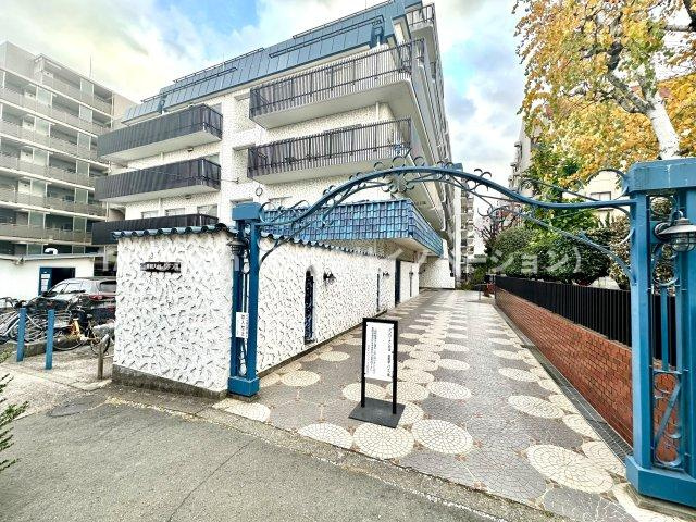 秀和大山レジデンス|落ち着いた上質感あふれるエントランスが、家族の帰宅を温かく包み込みます。毎日の生活に安心感と特別な安らぎをもたらし、住まう方の心にゆとりと豊かさをもたらします。