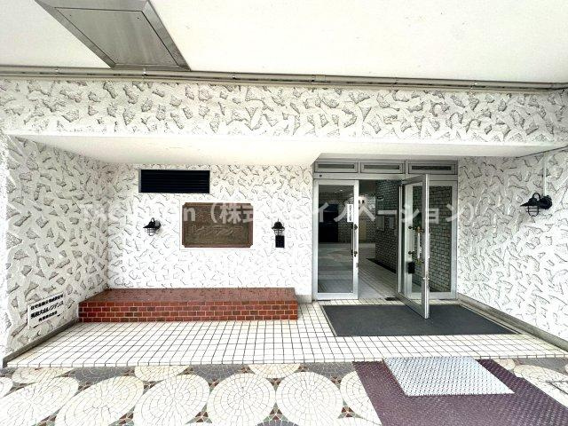 秀和大山レジデンス|上質な雰囲気が漂うエントランスは、家族の帰宅をやさしく迎え入れるだけでなく、日々の暮らしに小さな特別感と温もりを添え、心身ともに安らげる心地よい癒やしの空間を創り出します。