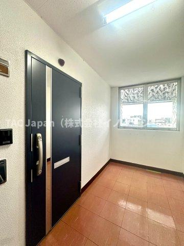 秀和大山レジデンスのエントランス|上質感漂うエントランスが、家族の帰宅をやさしく迎え、日常をちょっと特別に彩ります。