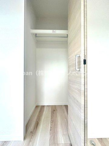 秀和大山レジデンスの収納|生活感をさりげなく隠す収納スペースが、インテリアを美しく整え、空間に広がりとゆとりをもたらします。細部までこだわった設計が、上質で心地よい暮らしを実現します。イノベーション