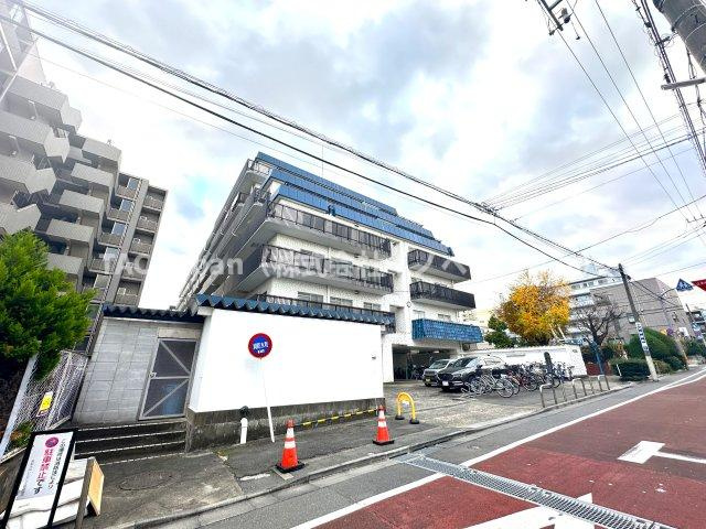 秀和大山レジデンスの外観|ただいま、と家に帰るたびに心がほっと安らぐ、美しく誇らしい外観デザイン。温かみと上質さが絶妙に調和し、家族を迎える誇り高い表情を見せます。街並みにも映える佇まいは、安心感と豊かさをもたらしてくれます。