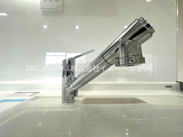 秀和大山レジデンスのキッチン|浄水機能付きの水栓は、安心でおいしい水がすぐ使える便利な設備。ハンドシャワーで使い勝手もよく、毎日の家事が快適になります。使い勝手と衛生面を両立した設計が、毎日の家事に小さな心地よさと楽しさをプラス。