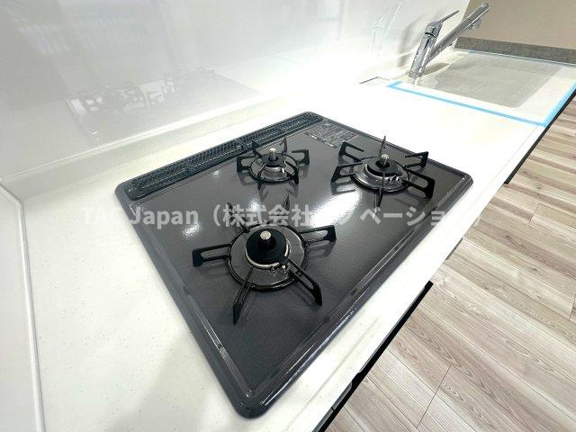 秀和大山レジデンスのキッチン|3口ガスコンロで、同時調理もスムーズに進み、時間を有効に使えるのがうれしいポイント。炒め物、煮込み、汁物など、複数の料理を一度に作れるので、忙しい朝や夕食の準備も効率よく進みます。