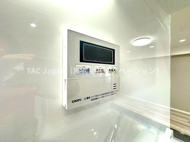 秀和大山レジデンスの発電・温水設備|ワンタッチ操作でお湯張りや追い焚きができるオートバスは、忙しい日々の中でも快適なバスタイムをサポート。湯温の調整や保温も自動で行えるため、いつでもちょうどいい温かさのお風呂が待っています。