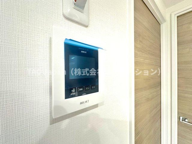 秀和大山レジデンスの防犯設備|リビングから来訪者の姿をしっかり確認できるモニター付きインターホンは、防犯性はもちろん、急な来客にも安心して対応できる心強い設備。ご家族の安全と安心な暮らしをそっと支えてくれます。