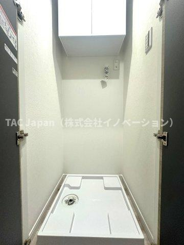 秀和大山レジデンスのランドリースペース|使い勝手の良いランドリースペースは、洗濯から干す・しまうまでの動線がスムーズに整えられ、毎日の家事負担を軽減。忙しい日々の中でも、効率よく快適に洗濯がこなせる嬉しい工夫が詰まっています。