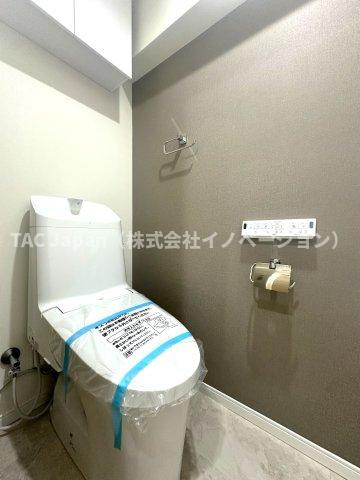 秀和大山レジデンスのトイレ|最新設備を備えたトイレは、快適性とスタイリッシュさを兼ね備えた空間。清潔感のある美しい内装とすっきりとしたデザインが、暮らしに心地よさをプラス。清潔・快適・美しさが調和した、上質なトイレ空間です。