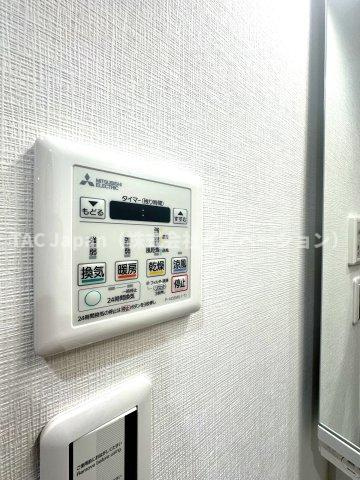 秀和大山レジデンスの冷暖房・空調設備|雨の日や花粉の季節も、浴室が頼れる乾燥スペースに早変わり。さらに暖房機能付きで、冬場のヒートショック対策にも配慮。清潔さと快適さを両立する、うれしい設備です。