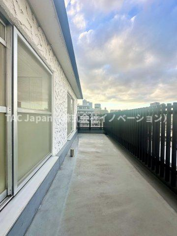 秀和大山レジデンスのバルコニー|ルーフバルコニーに足を踏み入れれば、広がる空とそよぐ風が心をやさしくほどきます。日常の何気ない瞬間が、ここではかけがえのない特別な時間へと変わっていきます。