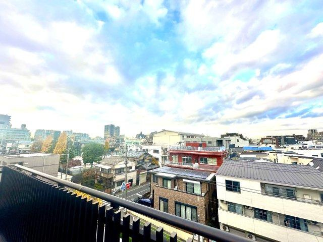 秀和大山レジデンスの展望|窓越しに広がる風景が、暮らしのリズムに優しく寄り添います。空の移ろい、そよぐ風、遠くの街灯りが日常に静かな豊かさと安らぎをもたらしてくれます。