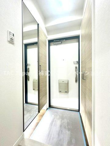 秀和大山レジデンスの玄関|落ち着いたデザインと広々とした空間が調和する玄関は、住まう人を温かく迎え入れます。毎日の出発と帰宅を心地よく包み込み、日常に上質なひとときをもたらしてくれる場所です。