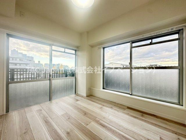 秀和大山レジデンスの洋室|明るさと落ち着きを兼ね備えた洋室。大きな窓から差し込む自然光が、心をやさしく満たしてくれる穏やかなプライベート空間です。