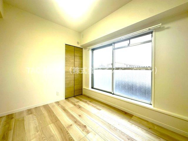 秀和大山レジデンスの洋室|静かに流れる時間とやわらかな光のグラデーションに包まれる洋室。ここは暮らす人の感性をそっと受け止め、毎日を美しく彩る特別な空間です。