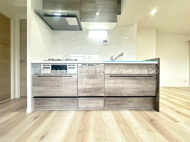 秀和大山レジデンスのキッチン|使い勝手の良さとデザイン性を兼ね備えたキッチンは、料理好きの方にも嬉しい仕様。手元が明るく、調理中も快適に過ごせ、家族との会話も自然と弾みます。