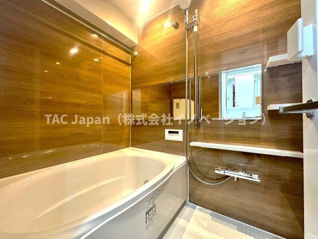 秀和大山レジデンスの浴室|家族みんなの疲れをやさしく包み込む、広々とした癒しのバスルーム。ゆったりとくつろげる空間で、日々のストレスもすっと解きほぐされる、心身ともにリラックスできるひとときをお届けします。