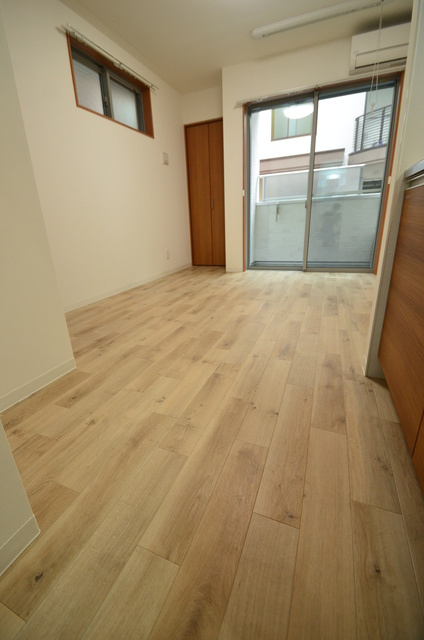 ワコーレヴィータ灘WESTの洋室