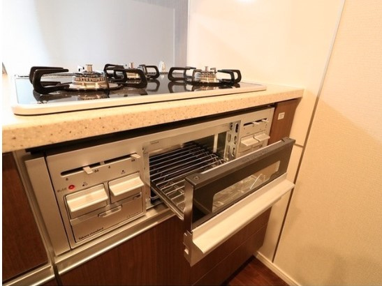 プレール・ドゥーク押上Ⅳのキッチン|グリル付き3口コンロ