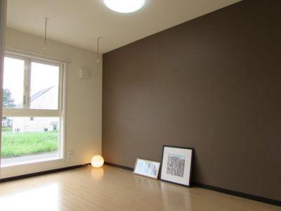 【洋室】 | ルーチェビアンカ | 角部屋なので窓もあり明るいお部屋です